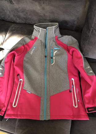 Спортивная курточка в идеальном состоянии.