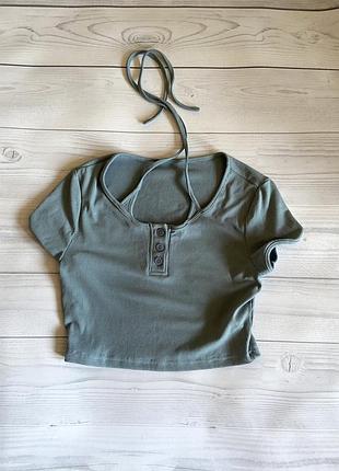 Топ у рубчик із ґудзиками та зав'язками за шию