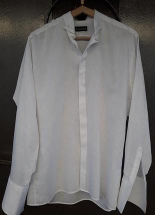 Рубашка мужская кремового цвета.