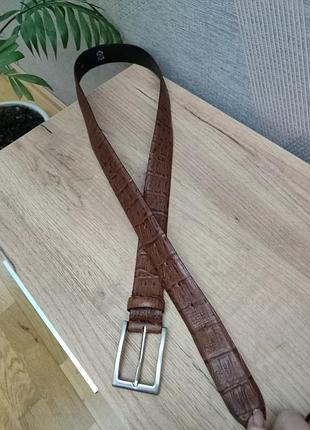 Гарний шкіряний ремінь із вичинкою під крокодила