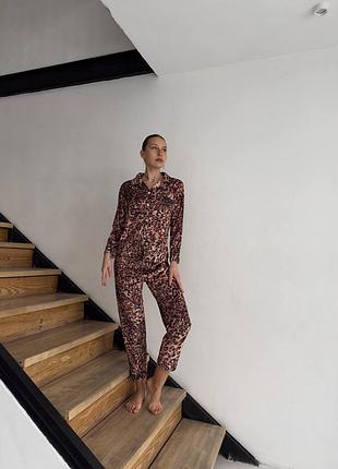 Піжамний комплект приємна якісна тканина дуже гарно підкреслює фігуру двійка