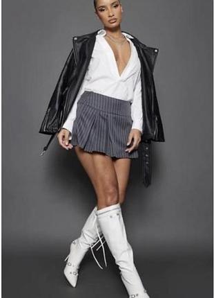 Белая рубашка блуза с v-образным глубоким декольте prettylittlething