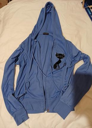 Блакитна кофтинка на змійці та зав'язках з милим котиком.