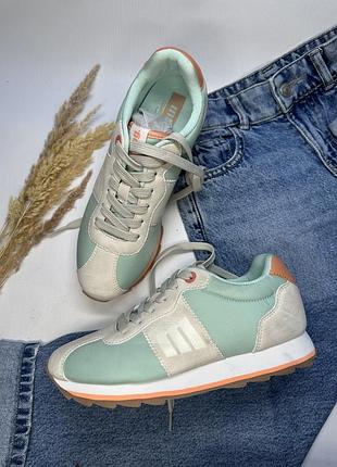 Кроссовки женские