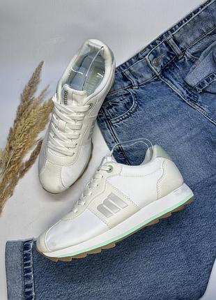 Женские кроссовки