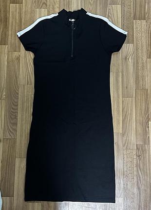 Чорна сукня з елементами на плечиках