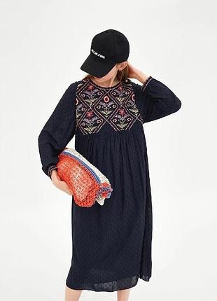 Синее миди платье-вышиванка zara