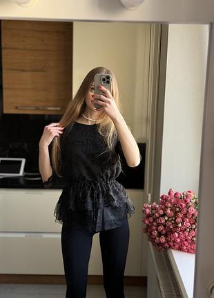 Стильная черная блузка размер s воланы кружево люрекс