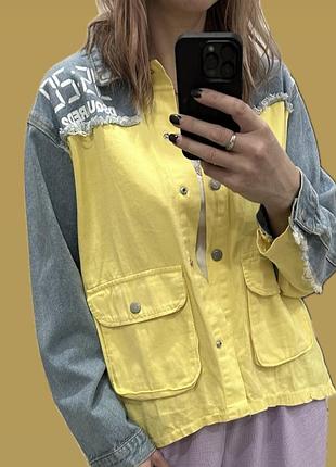 Стильная джинсовая куртка в дизайнерском стиле