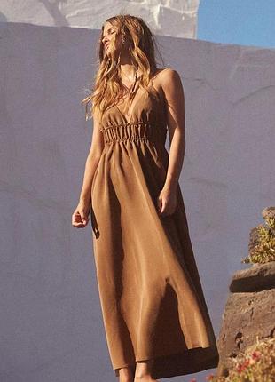 Струме плаття середньої довжини