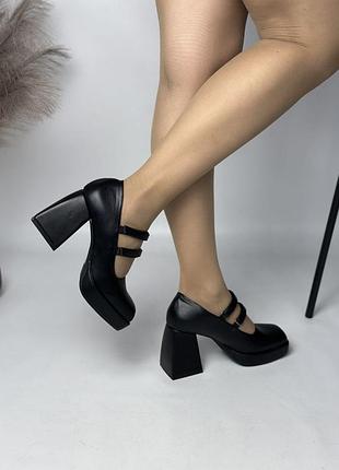 Жіночі чорні туфлі