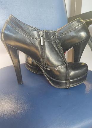 Туфлі, черевики жіночі