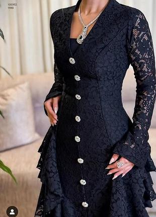 Роскошное платье с рюшками и кружевом