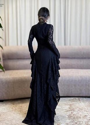 Роскошное платье с рюшками и кружевом