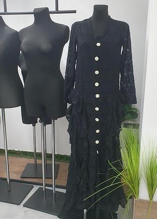 Роскошное платье с рюшками и кружевом