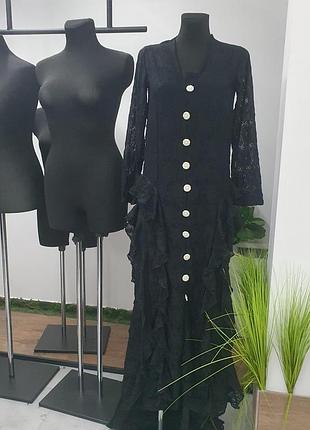 Роскошное платье с рюшками и кружевом