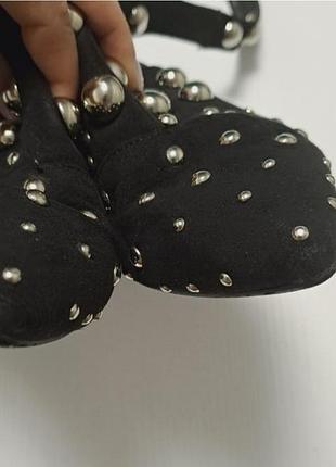 Туфлі закриті чорні з металевими півкулями
