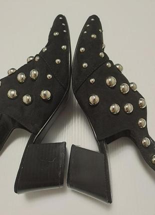 Туфлі закриті чорні з металевими півкулями