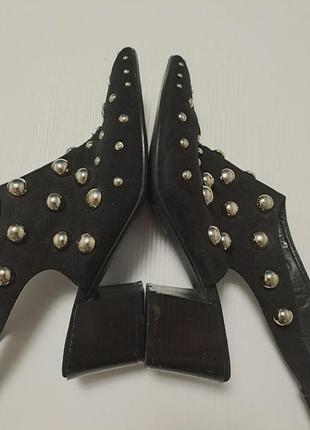 Туфлі закриті чорні з металевими півкулями