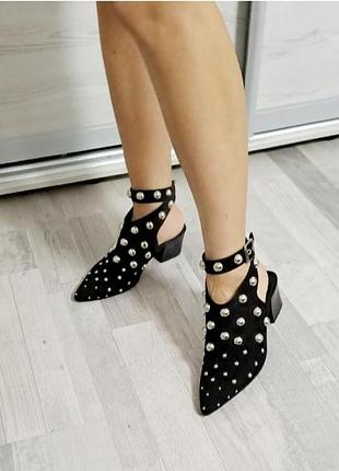 Туфлі закриті чорні з металевими півкулями