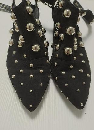 Туфлі закриті чорні з металевими півкулями