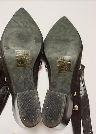 Туфлі закриті чорні з металевими півкулями