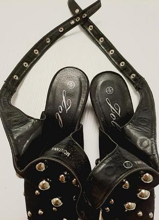 Туфлі закриті чорні з металевими півкулями