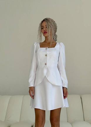 Женский костюм с удлиненным жакетом и короткой расклешенной юбкой