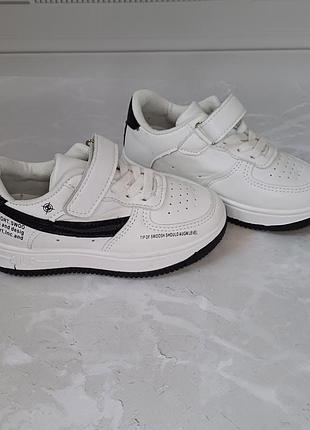 Білі кросівки хлопчику