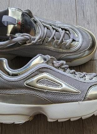 Кроссовки на высокой подошве