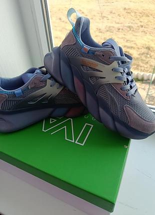 Кроссовки женские