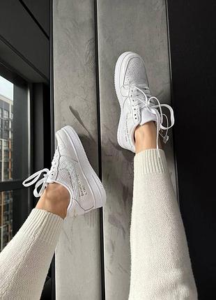 🖍женские кроссовки.
blue and green women nike sandals black pants5 фото