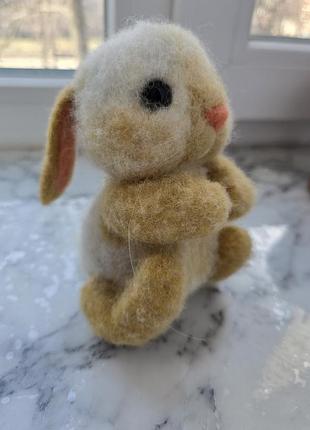 Интерьерная игрушка кролик из шерсти, валирование