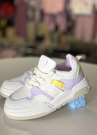 Весняні кросівки для дівчинки.