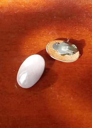 Клипсы на уши нежно-сиреневые форма эллипс с небольшим объемом, серьги без прокола