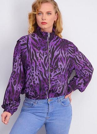 Куртка вітрова жіноча bershka, легка, з принтом, фіолетово-чорна, весна/осінь, розмір xs/s, нова