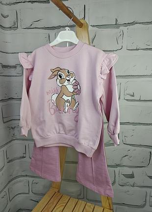 Стильний та ще й в рожевому кольорі костюм з 🐰