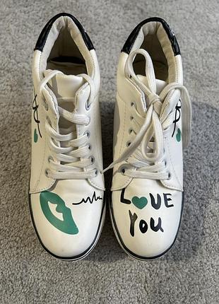 Легкие кеды на высокой танкетке