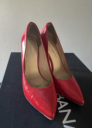 Красные лаковые туфли лодочки