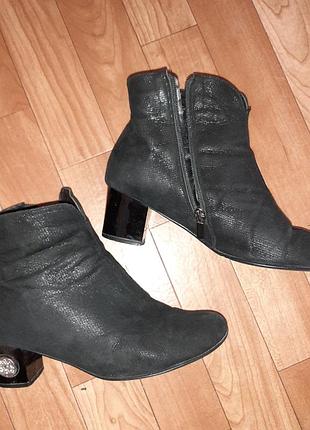 Полуботинки женские, черного цвета, на каблуке, весенние