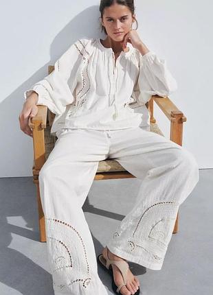 Брючный костюм с блузой в пижамном стиле zw collection с вышивкой