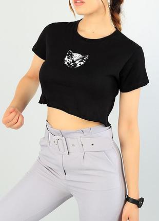 Базовый черный рифленый топ с короткими рукавами и принтом котика, размер s-m.