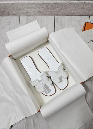 Белые шлепанцы оран эрме