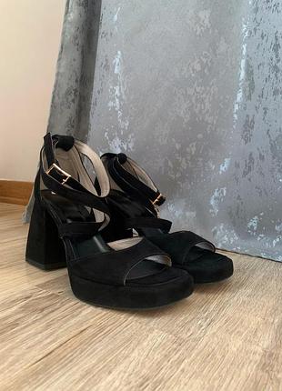 Босоніжки на підборах