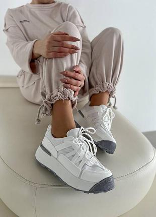 Женские кроссовки