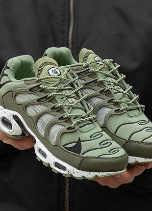 Мужские кроссовки высокого качества очень красиво сидят на ноге очень стильные плотный материал