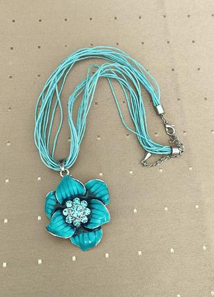 Кулон на шнурочке с эмалью