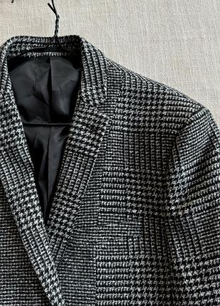 Піджак дуже цупкий, тримає форму