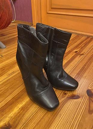 Туфлі на підборах