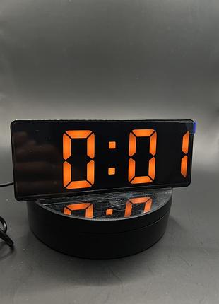 Електронний настільний годинник